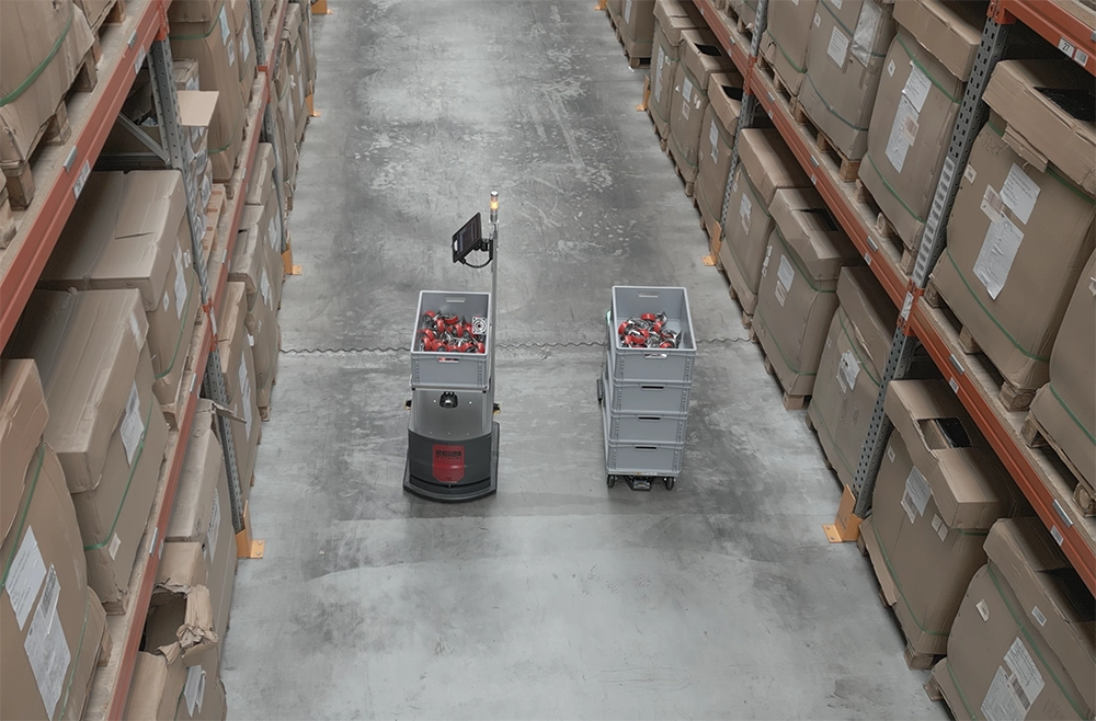 Autonomous mobile robots for intralogistics - CARY flex and CARY up in a warehouse environment /// Autonome mobile Roboter für die Intralogistik - CARY flex und CARY up in einer Lagerumgebung